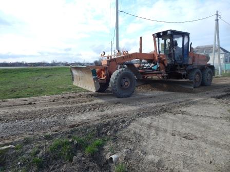 В хуторе Северин грейдируют дороги
