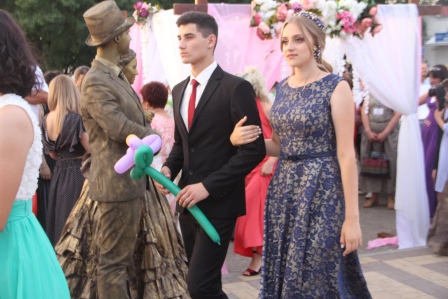 Общерайонный выпускной бал прошел в Тбилисской