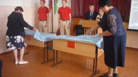 В восьмой школе открыли две парты Героя