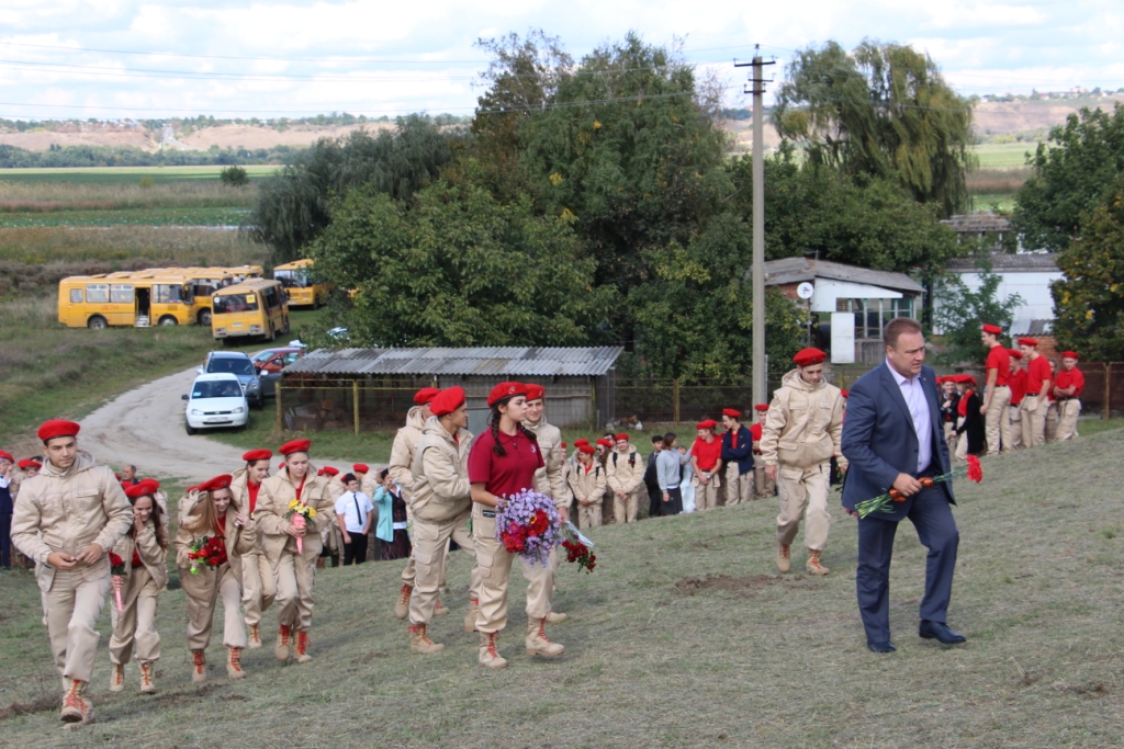 Возложение цветов в память о трудовом подвиге земляков.JPG