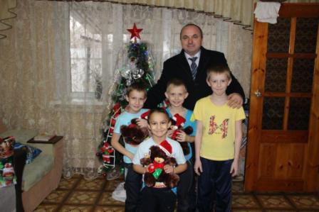 Глава Тбилисского района развозит подарки детям