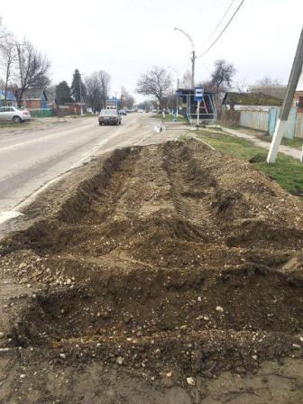 В Тбилисской строят тротуарную пешеходную дорожку