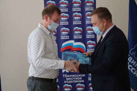 В Тбилисском районе торжественно вручили партбилеты
