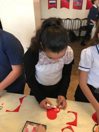 В пятой школе готовятся ко Дню матери