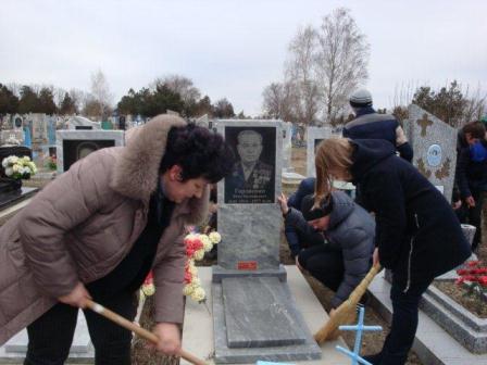 Ловлинские волонтеры навели порядок на могиле ветерана Великой Отечественной войны