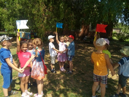 В детском саду «Колосок» отмечают День флага России