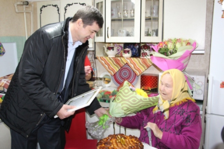 Глава Тбилисского района поздравил двух жительниц с юбилеями