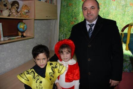 Глава Тбилисского района развозит подарки детям