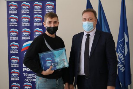 В Тбилисском районе торжественно вручили партбилеты