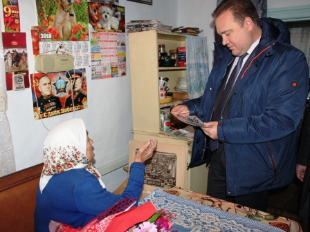 В Тбилисском районе продолжают поздравлять участников Великой Отечественной войны с новогодними праздниками