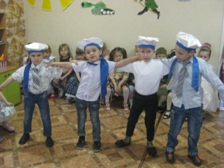 Воспитанники детского сада «Улыбка» поздравили своих пап с праздником