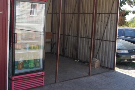 У торгового павильона