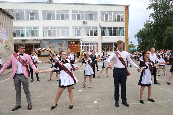 Последний звонок прозвучал для тбилисских выпускников