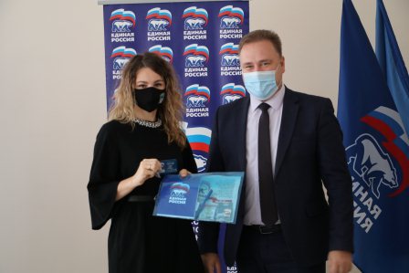 В Тбилисском районе торжественно вручили партбилеты