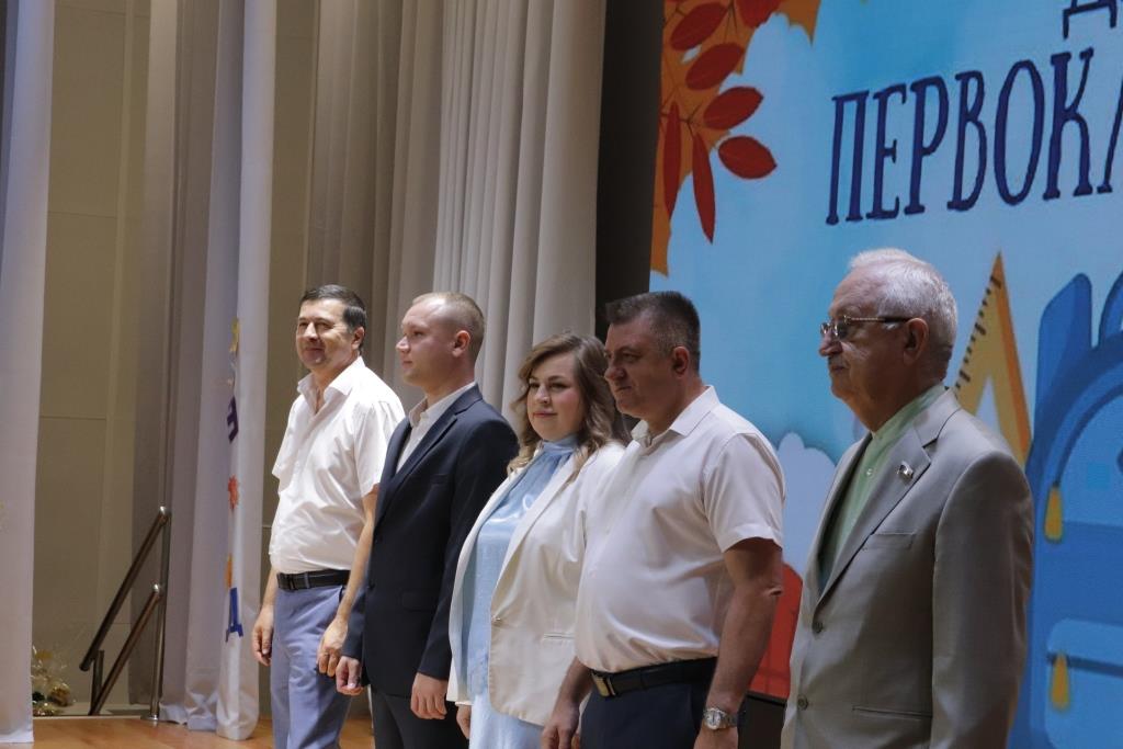 Первоклассникам Тбилисского района вручили портфели