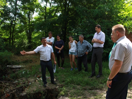 В станице Тбилисской укрепляют стенки яра