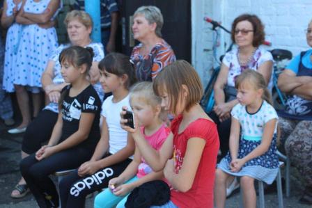 В Нововладимировском и Песчаном поселениях для избирателей выступают артисты