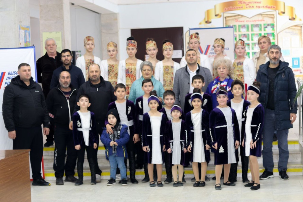 Народов много – Родина одна!