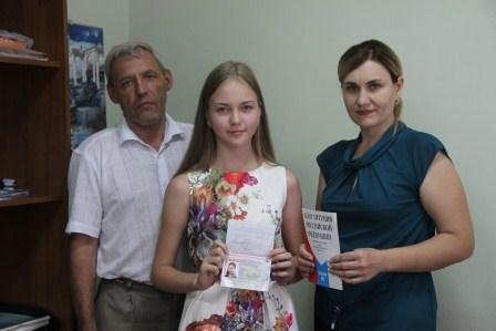 В День флага России 8 тбилисцам вручили паспорта