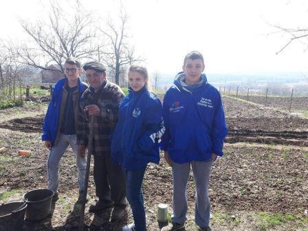 Тбилисские волонтеры помогают пожилым людям