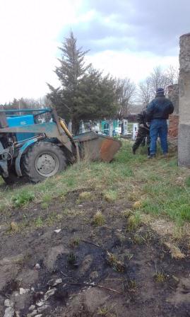  поселениях Тбилисского района продолжают наводить порядок на кладбищах