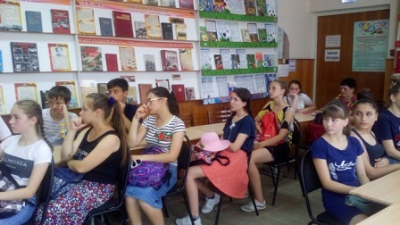 В библиотеке идет мероприятие для старшеклассников