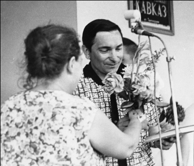 1980-е годы Космонавт В.Ф. Быковский встреча с колхозниками колхоза "Кавказ"