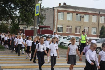 Первоклассники повторили правила дорожного движения