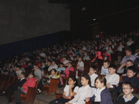 Юным тбилисцам показали спектакль «Сказки белого моря»