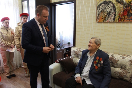 Евгений Ильин вручил медали в честь 75-летия Победы трем труженикам тыла