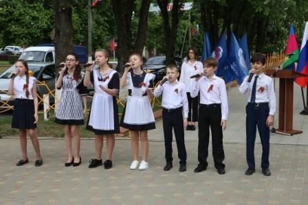 В Тбилисском районе открыли обновленную Доску Почета