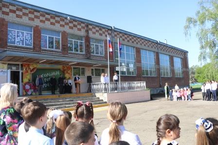 В школах Тбилисского района торжественно подняли флаги России, Кубани и исполнили гимны