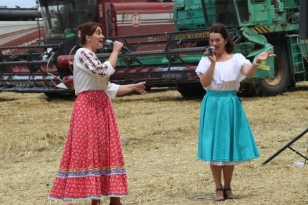 Творческие коллективы Тбилисского района продолжают серию выездных концертов на поля