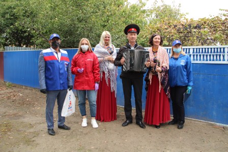 В Тбилисском районе продолжают вручать мобильные телефоны фронтовикам