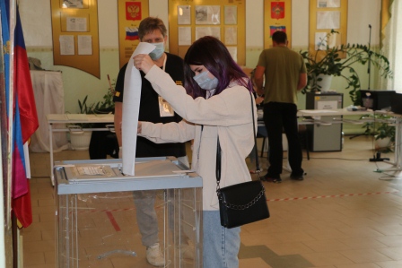 Избирателей на молодежном УИК встречают креативно