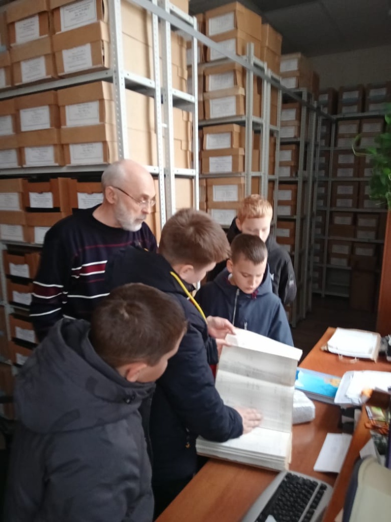 Муниципальный архив провел экскурсию для юных краеведов