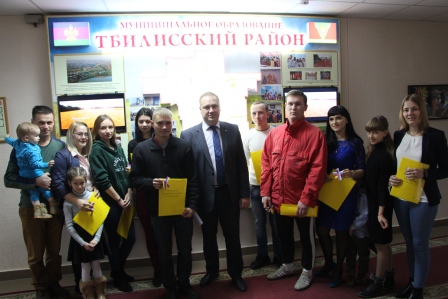 В Тбилисском районе в канун Нового года 8 сирот получили квартиры