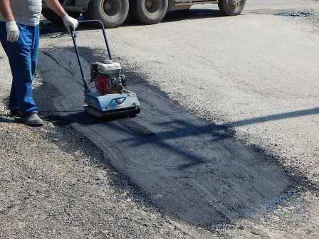 В Тбилисской на улицах Колхозная и Красная провели ямочный ремонт