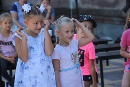 У маленьких тбилисцев весело проходят летние каникулы