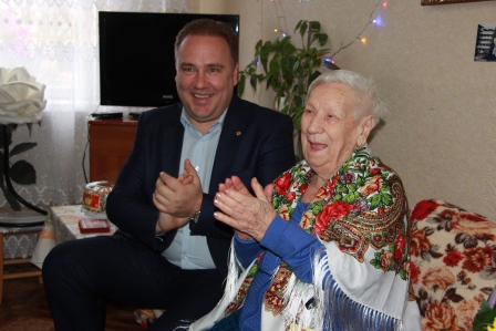 В Тбилисской ветеран-блокадник отмечает день рождения
