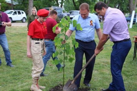 В Тбилисском районе ветерана приехали поздравлять на бронетранспортере
