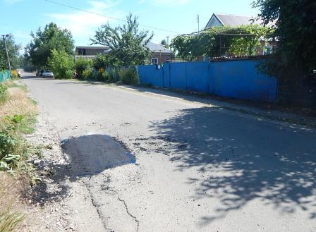 В Тбилисской на Пролетарской и Крепостной провели ямочный ремонт дорог