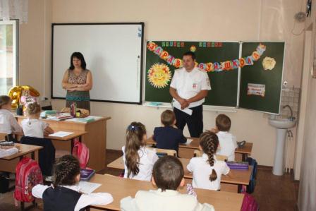 Первоклассники повторили правила дорожного движения