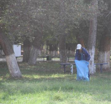 В Тбилисском парке культуры и отдыха имени Симикина провели субботник