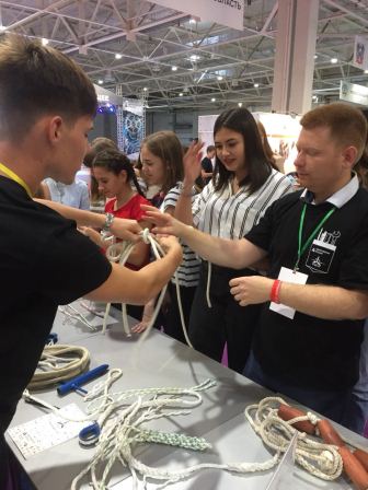 Тбилисские школьники приняли участие в фестивале научно-технического творчества «От Винта!»