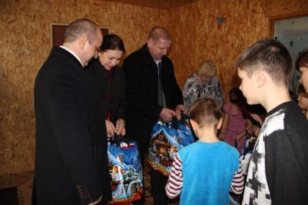 Глава Тбилисского района вручил подарки детям