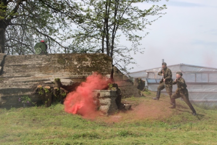 Школьникам показали реконструкцию сражений Великой Отечественной войны