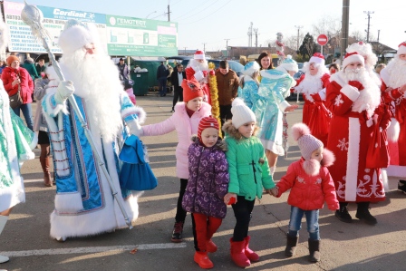 В Тбилисской прошло шоу Дедов Морозов и Снегурочек