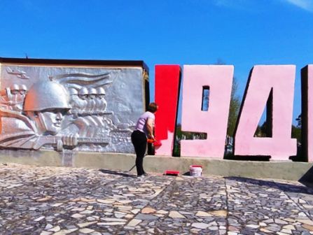 В Ловлинской провели субботник на мемориале